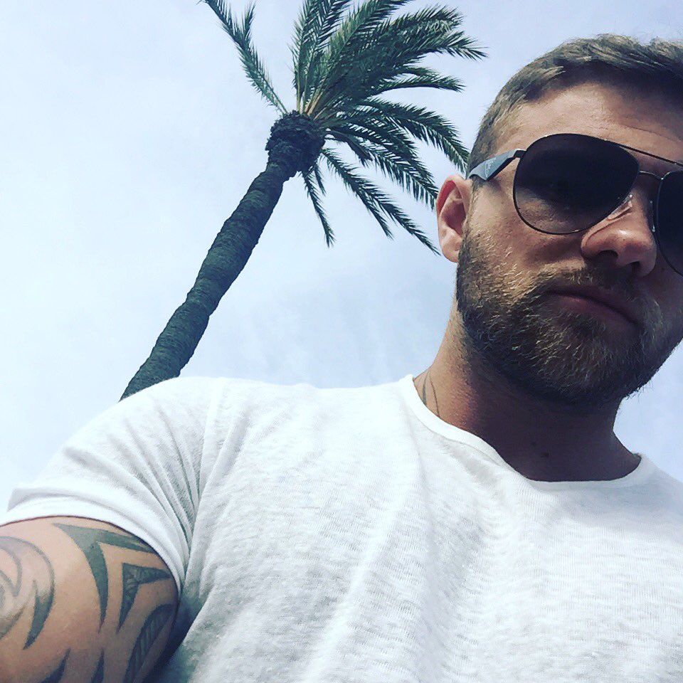 Danfitpr's tweet photo. Palm tree selfie 😎 #Spain #houseshopping #sun https://t.co/mIIuUpdRyz