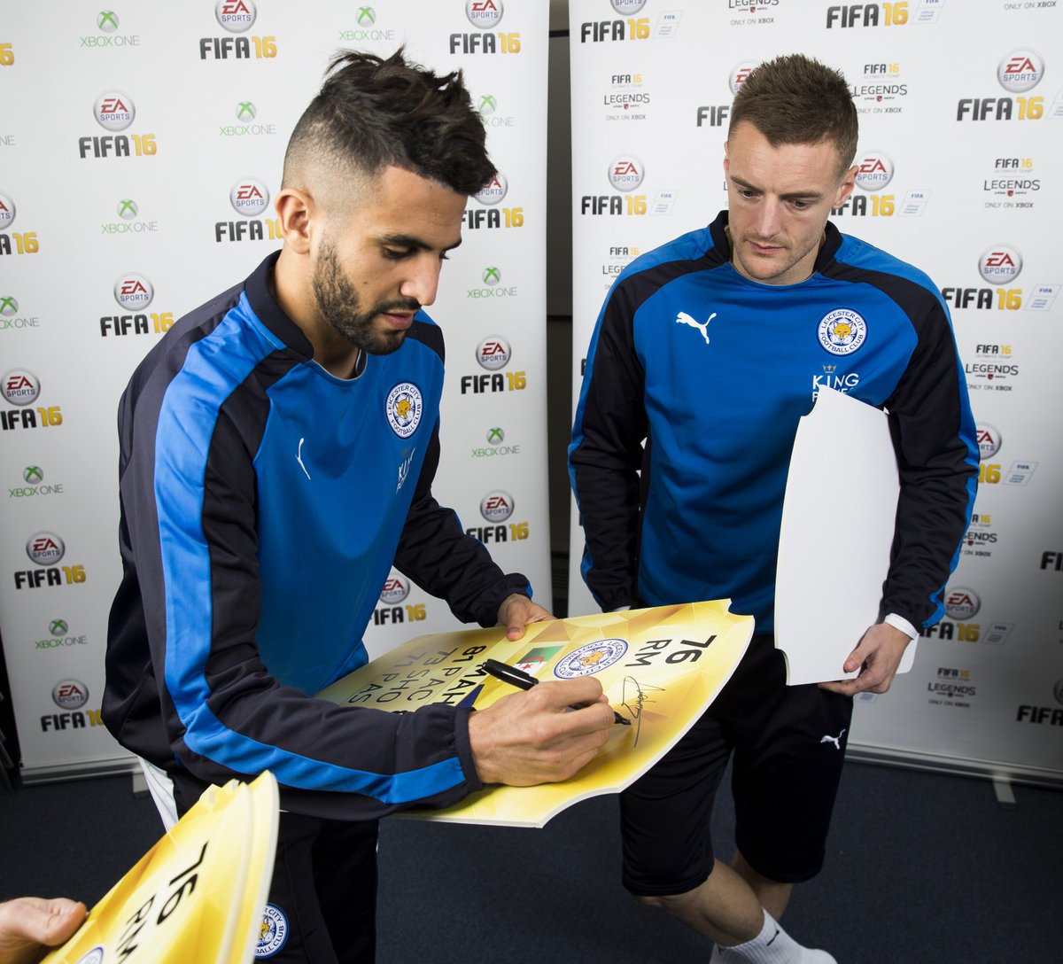 MahrezStats's tweet image. Mahrez signing his FUT card..