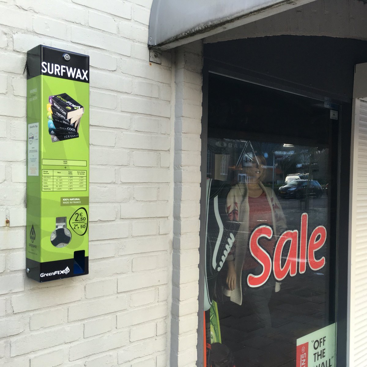 Wax op en we zijn nog niet open? We hebben vanaf deze week een wax automaat bij de shop hangen. #Surf #wax