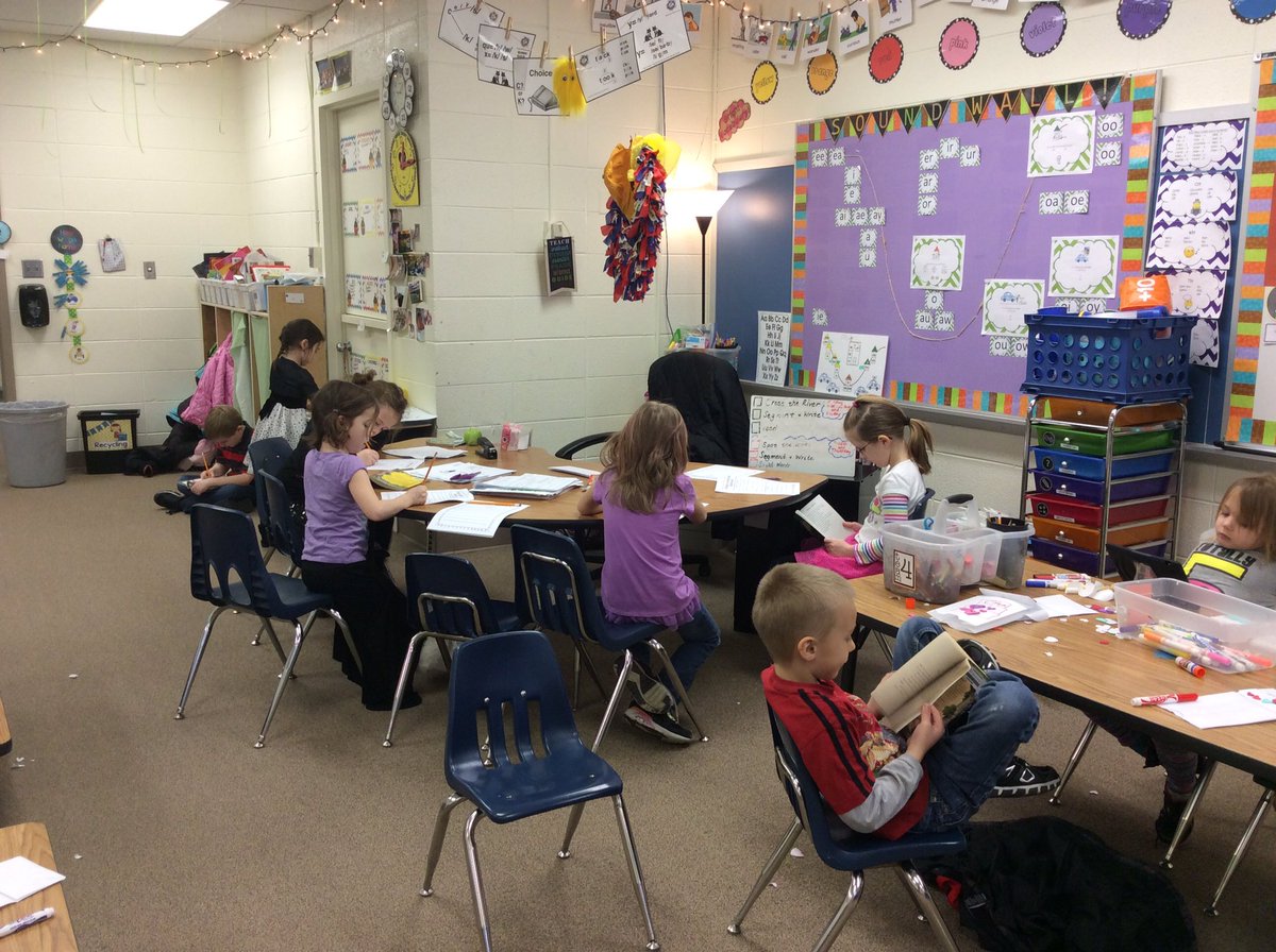 malapontia's tweet photo. First grade pride time working on their book study for Magic Tree House. #essdexcels @LE_ESSD40 https://t.co/LGXkQIguYZ