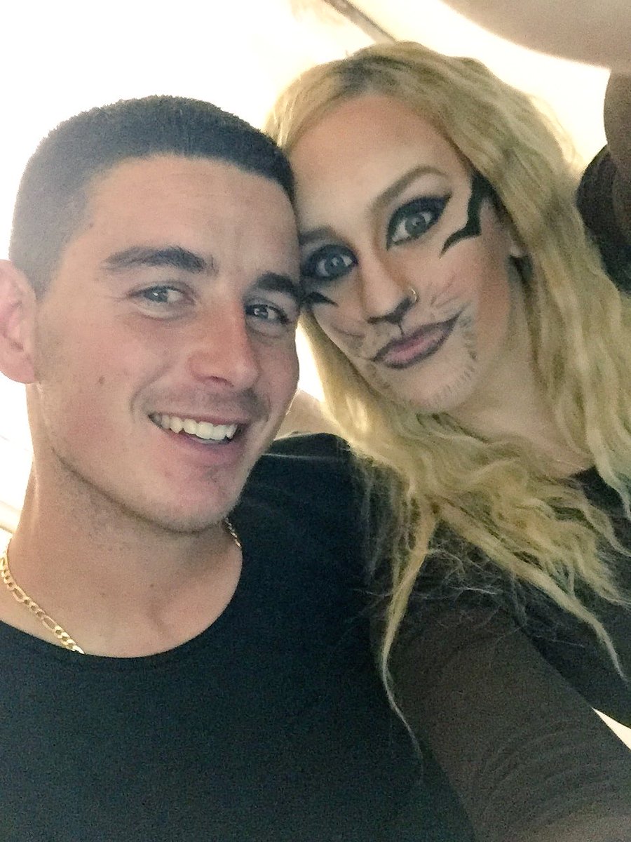 rubia2919's tweet photo. Martes de carnaval con mi bombón 💯🎭😘👏🏻 https://t.co/3GZlZKmez3