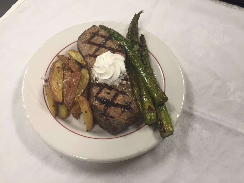 ChefChrisRajner's tweet photo. Advisory board dinner @LakesMonclova @TrilogyLiving #yum #tastethetrilogydifference https://t.co/H8QQSJQwdt