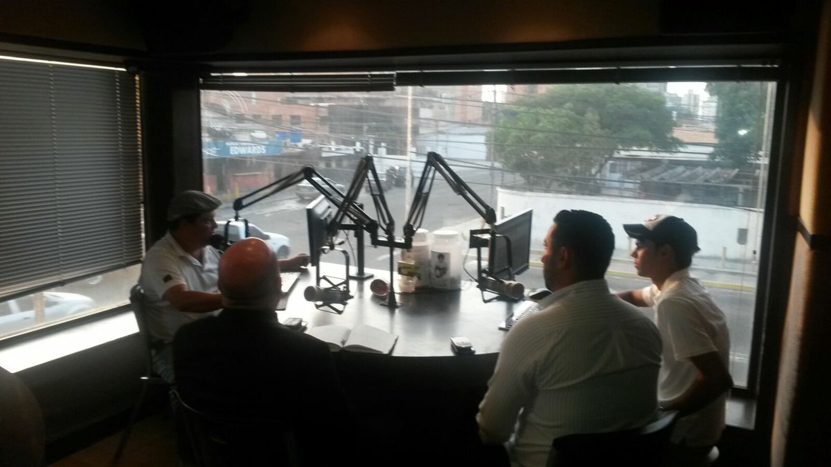 ECUPV's tweet photo. Hoy en @ultima_pagina tuvimos de invitado al Dr Samuel Viloria director del @HUMaracaibo
Por Metrópolis 103.9FM 📻 https://t.co/PdV6PGJhSa
