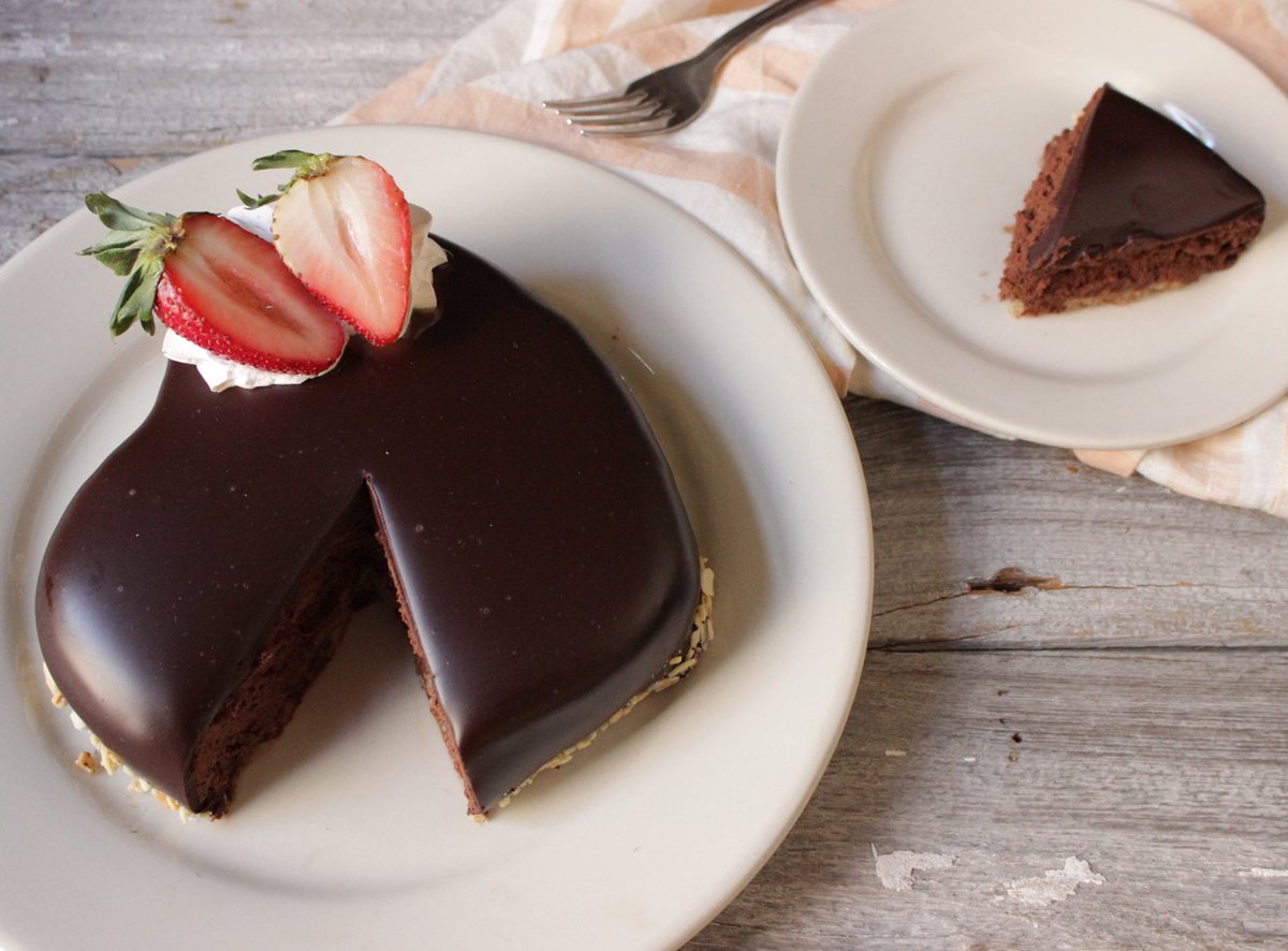 LPQUSA's tweet photo. New #ValentinesDay treats have arrived! Now excuse us while we go devour this chocolate mousse cake #lpqlove https://t.co/fO4NzIDLCY