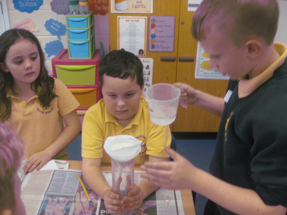esgobmorgan's tweet photo. Year 3 carried out an investigation into which soil is the most permeable @CaST_Cymru @SoilAssociation #muckystuff https://t.co/HV96ZUuHpk