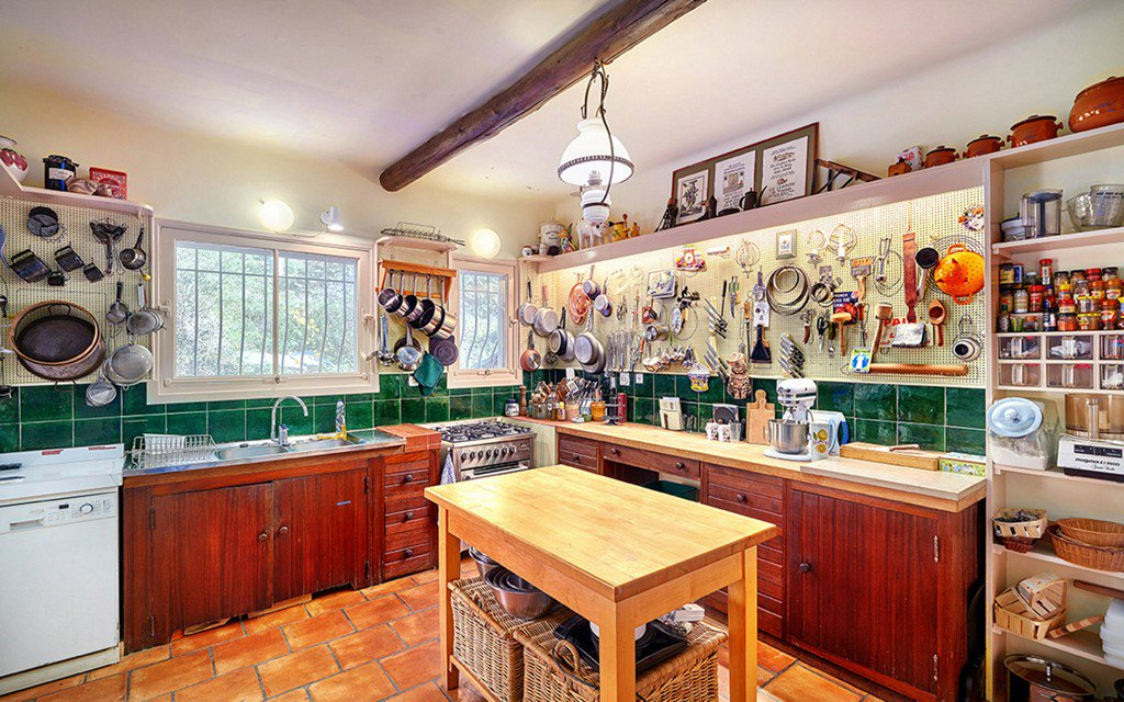 TravelLeisure's tweet photo. You can now book a night at Julia Child's vacation home: https://t.co/PWzOo1aKKR https://t.co/kPGgYUqobo