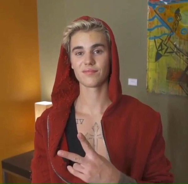 Justinismygoal9's tweet photo. Su atractivo es demasiado. 
#JustinBieberBRITs https://t.co/g66RxhBA6Z