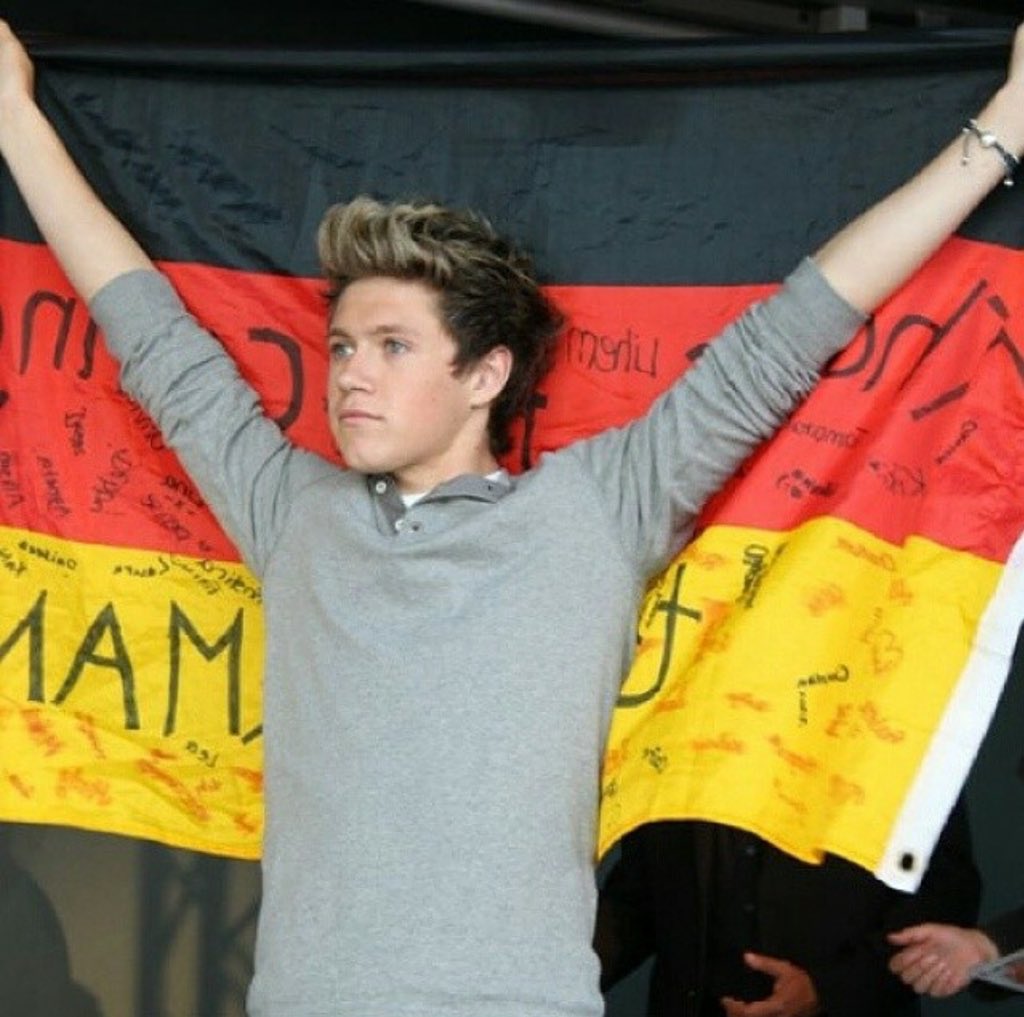 LSchikfelder's tweet photo. @onedirection #1DGermany https://t.co/9B9iqkmVKX