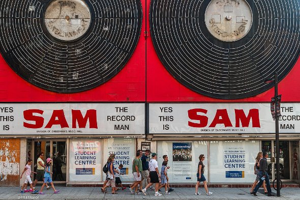 blogTO's tweet photo. #Toronto's famous Sam the Record Man sign is almost ready for its new debut https://t.co/ENfisiPGhD https://t.co/xnUqBcOFLA