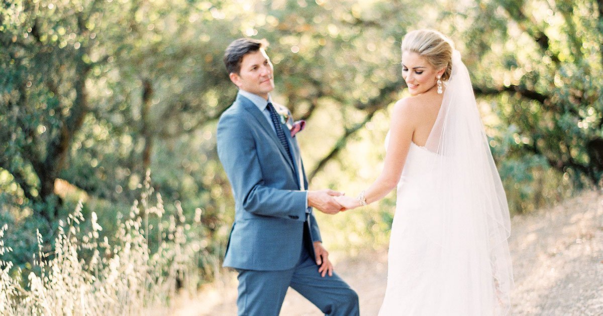 ethos_bridal's tweet photo. This Vineyard Wedding in Healdsburg, California Was Packed With Gorgeous Flowers:  https://t.co/7riGVujaMK https://t.co/pUsT64JfC0
