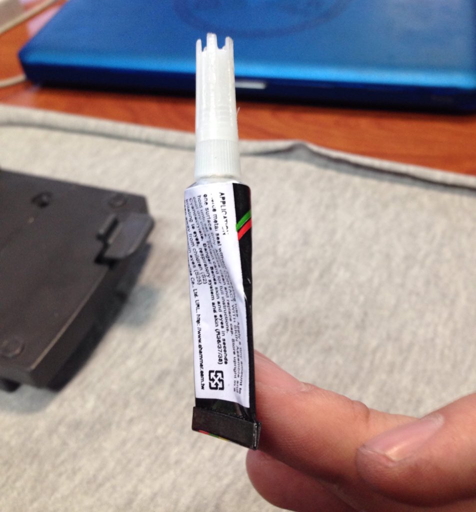 RoEstupinian's tweet photo. La pega loca es mas eficiente pegando dedos que materiales 😑 #superglue #pegaloca #handcraft https://t.co/bNA6H0Zw35
