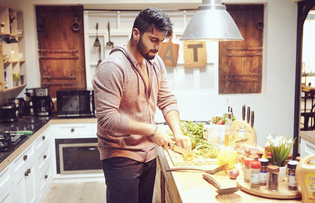 arjunk26's tweet photo. Kabir can cook !!! #KiAndKa !!! Trailer out on Monday people !!! My new superhero name is #breakfastman !!! https://t.co/NubHOLIsWq