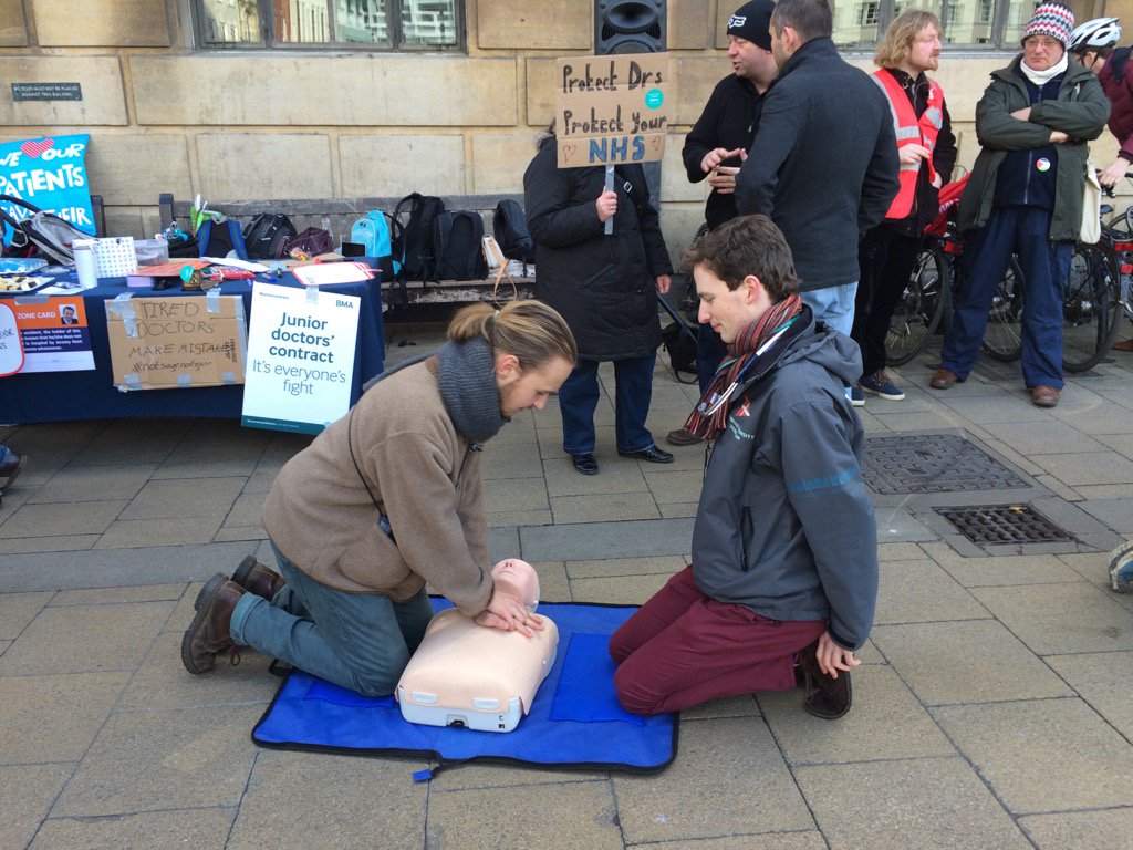 HollieGoodall's tweet photo. @CambridgeJrDocs teach life saving CPR skills while on #JuniorDoctorsStrike @cambridgetvnews https://t.co/zCMNk4BYJm