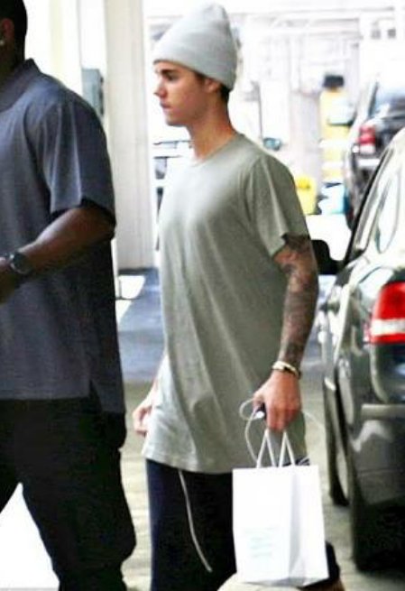 oopstheclimb's tweet photo. justin na padaria / justin em premiações #askbelieber https://t.co/9JUCNdkWjJ