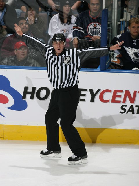 Linesman Brad Lazarowich is back in the NHL tonight after a 3-month absence: scoutingtherefs.com/2016/02/11929/…