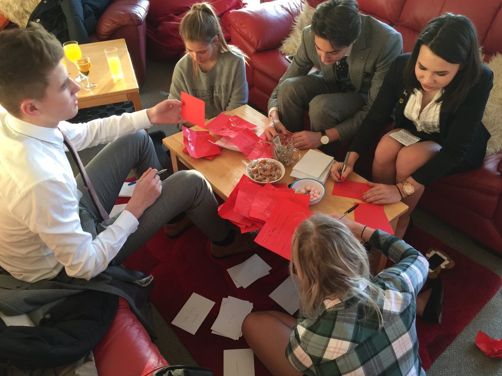 juliekentmbe's tweet photo. Slips being written @PiedPiperAppeal #ValentinesDay @DeanCloseSchool @SFisun @gr4ceruddy @HuelsmannEva @Wadderzz https://t.co/yUSYCvbrhg