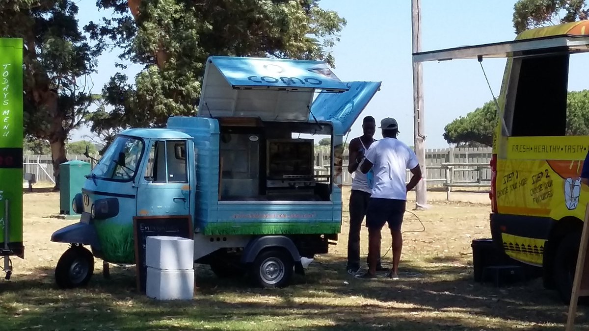 Setting up for the <a href="/VineyardOvalMKT/">VineyardOvalMKT</a> earlier. It's now in full swing and empanadas are going fast...nom nom nom