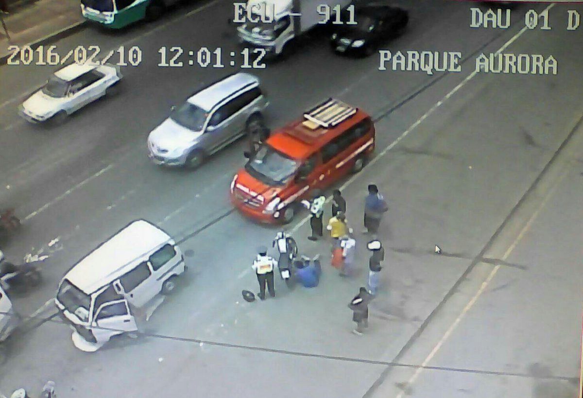 ecu911sambo's tweet photo. Accidente de tránsito en Av León Febres Cordero frente al parque de #LaAurora. @CTEcuador y @CB_Samborondon en sitio https://t.co/hue4x4cWuj