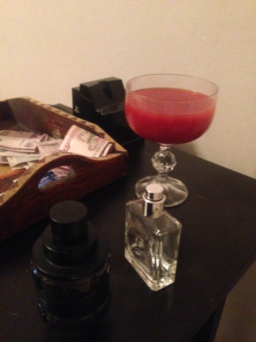 Замаскировал водочку томатным соком. Стараюсь сильно не морщиться при Саркисян. https://t.co/1BTmROK