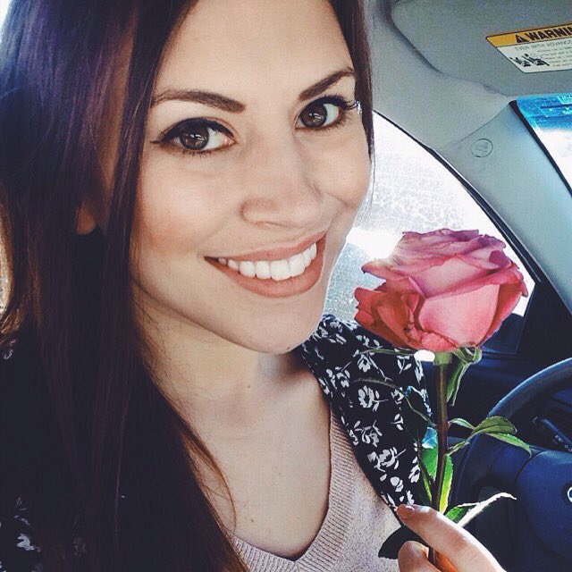AngWilliams93's tweet photo. Random acts of kindness warm my cold little heart. Thanks for the flower, @NeONBRAND ! #flowersonfremont https://t.co/Sy2mAGu9yw
