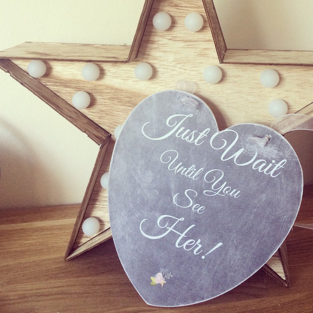 PerfectParcels's tweet image. Wedding Sign, Wait until you see her, Pageboy, Flowergirl, H… tuppu.net/6a95cc53 #PerfectParcels1 #HandmadeSign