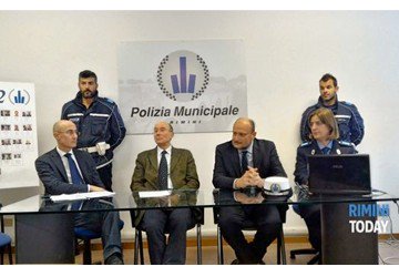 ASAPS_Italia's tweet photo. #Kebab2, raffica di arresti da parte della polizia #Municipale di #Rimini: https://t.co/FSrOaNAAKG. https://t.co/6qB61BbcTh