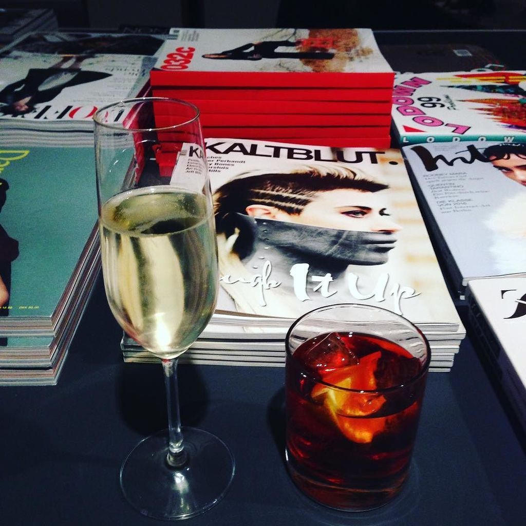 KALTBLUTMAG's tweet photo. #roughitup @peachesnisker #sohohouse #berlin #drinks #freedrinks @sohohouseberlin thanks to @fakepr.berlin #cheers … https://t.co/MjVAxmBPKK
