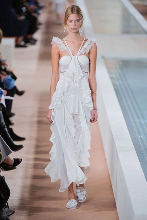 RedCarpetRumba's tweet photo. No es #bello este dress @Balenciaga #ToDieFor #NewRomantics #SpringTrend
#Fashion #GameON
https://t.co/qinjMKSRqA https://t.co/U8NJjOG6u4