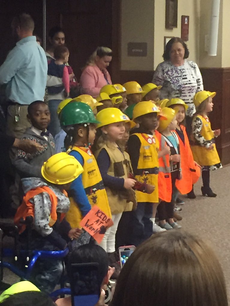 bsmith_lcss's tweet photo. LCPK kids under construction growing and glowing BOE meeting https://t.co/3gPiiZarPP