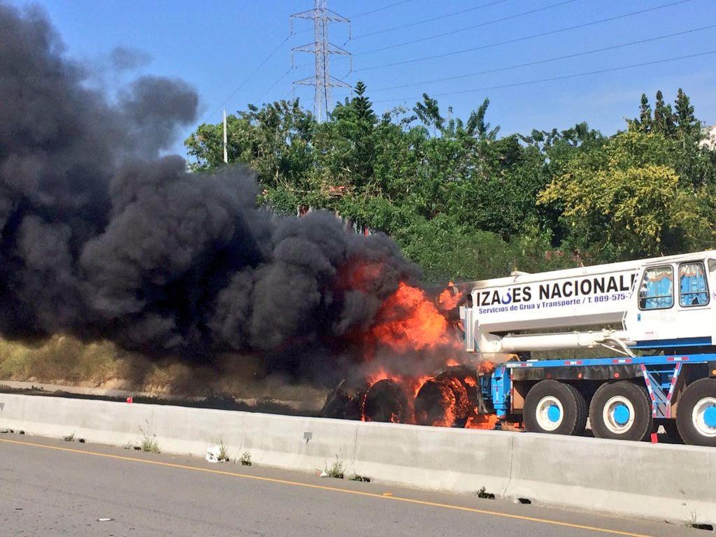 OficialUnap's tweet photo. PRECAUCIÓN: Camión en llamas en el tramo 2 de la circunvalación Santo Domingo. Tránsito esta siendo desviado. https://t.co/WQTY5C6Iyk