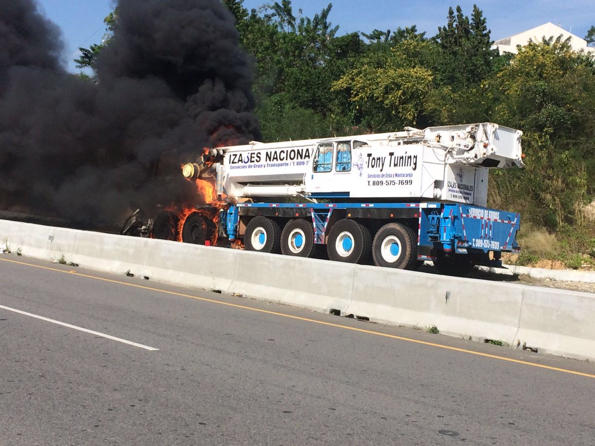 OficialUnap's tweet photo. PRECAUCIÓN: Camión en llamas en el tramo 2 de la circunvalación Santo Domingo. Tránsito esta siendo desviado. https://t.co/WQTY5C6Iyk