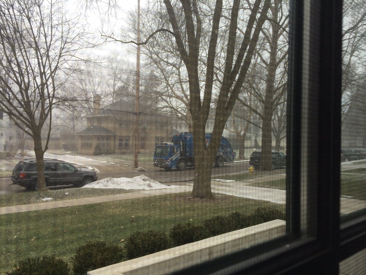 simon6116's tweet photo. "I think our ride to the airport is here, guys!" https://t.co/MNbULYAvft