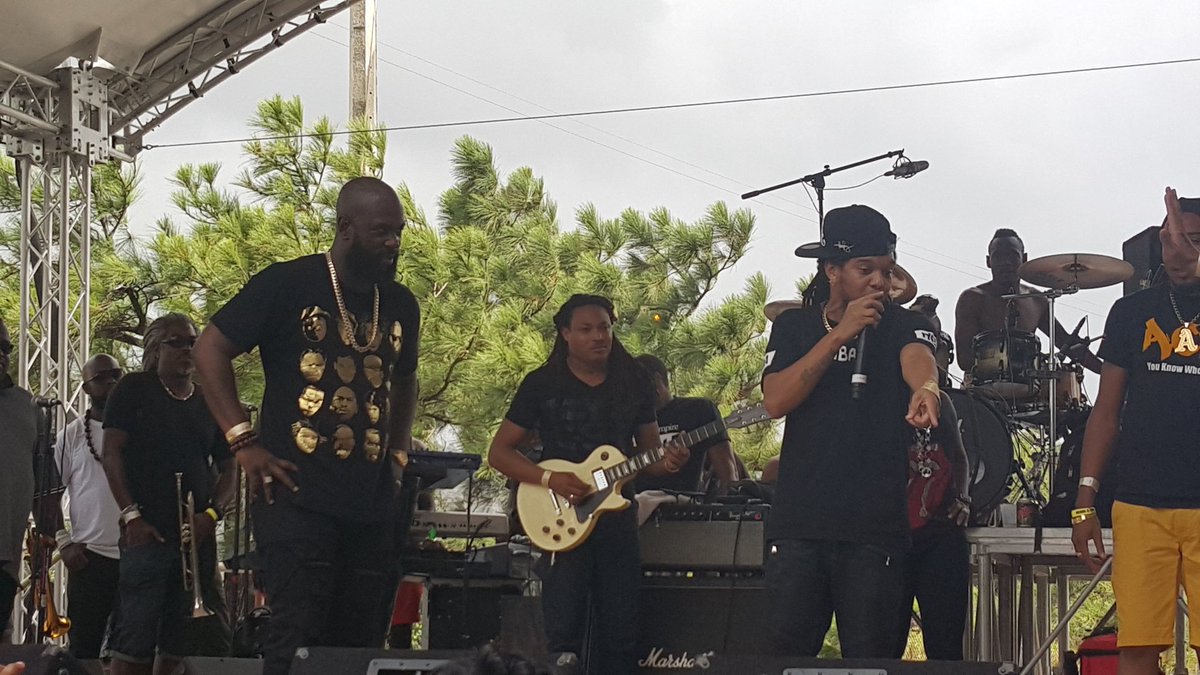 MikeBog80's tweet photo. @BUNJIGARLIN @fayannlyons letting other artist get on! #respect #breakfastis #karipeople #realvibes https://t.co/JsXDHMFIi9