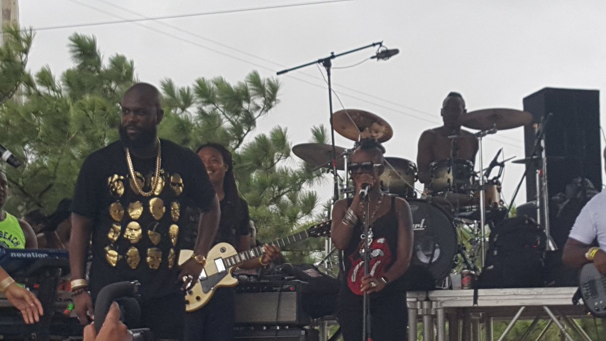 MikeBog80's tweet photo. @BUNJIGARLIN @fayannlyons letting other artist get on! #respect #breakfastis #karipeople #realvibes https://t.co/JsXDHMFIi9
