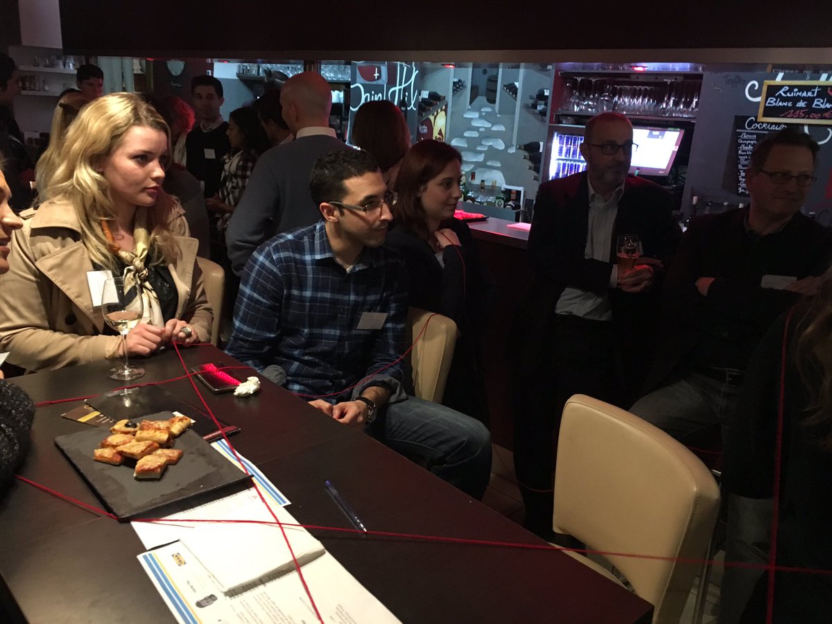 JuniorIAEAIX's tweet photo. Le #Speedworking au Nino Café #aixenprovence bat de son plein. La pelote de laine ça créer des liens 😀#networking https://t.co/9dB8a9KnNP