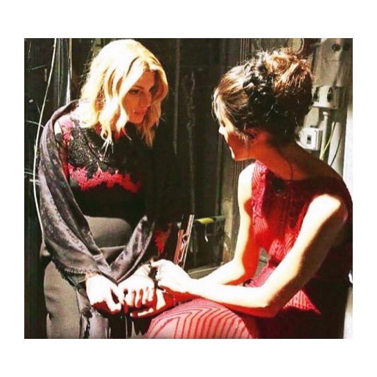 __hope0___'s tweet photo. Due grandi donne,due grandi artiste,due grandi amiche ❤️💛 #Sanremo2016 @RocioMMorales @MarroneEmma https://t.co/YVBuEXFni7