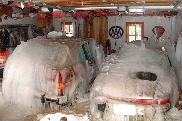 Дверь зимой. Замерзший гараж. Гаражные ворота в снегу. Замерзший гараж. Защита гаражного замка.