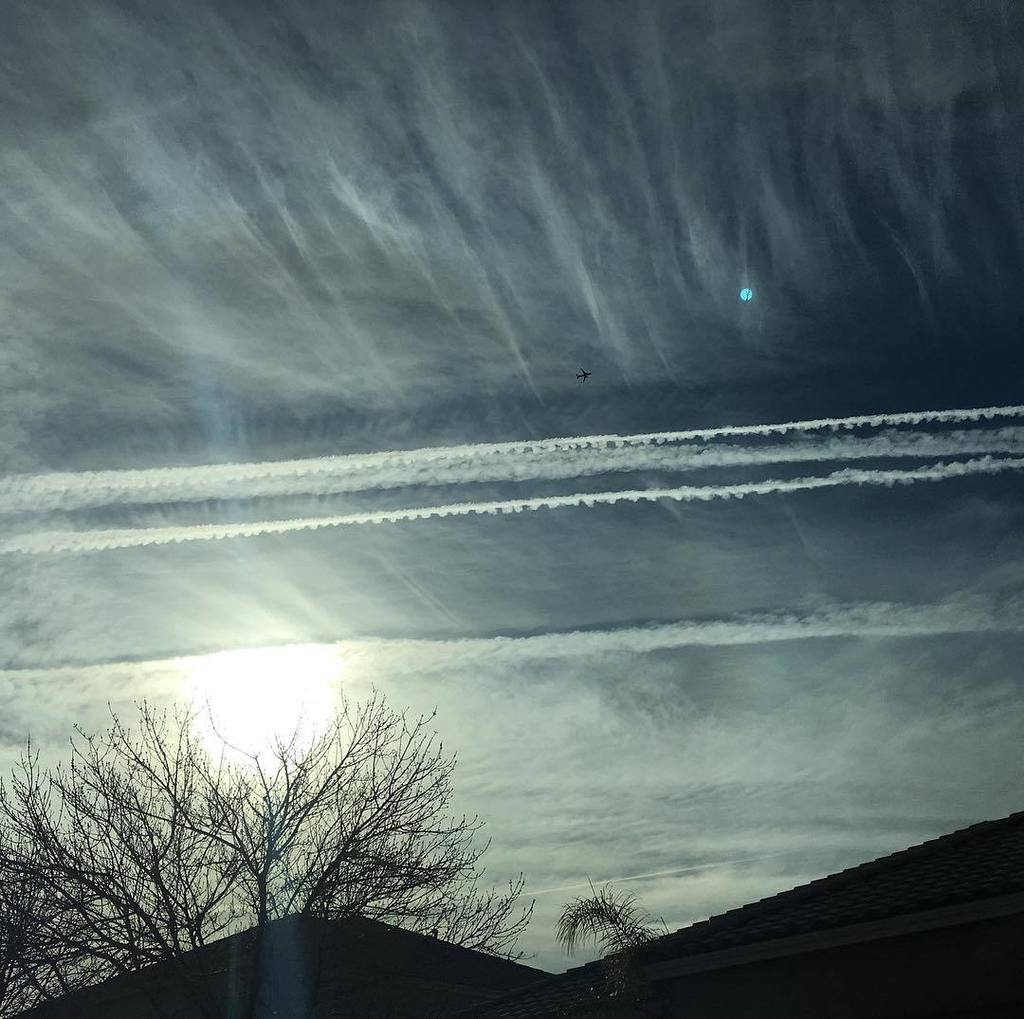 scia_chimica's tweet photo. Here they go again #geoengineering #globaldimming #sprayday #nasajetpropulsionlaboratory #… https://t.co/NVSwhzjbYQ https://t.co/g7kR22TdXT