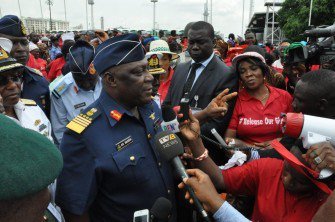 Asanwoblog's tweet photo. #ArmsProbe: EFCC Arrests Airforce Chief https://t.co/OcYyiPNvJV https://t.co/jHA6UtYIF0