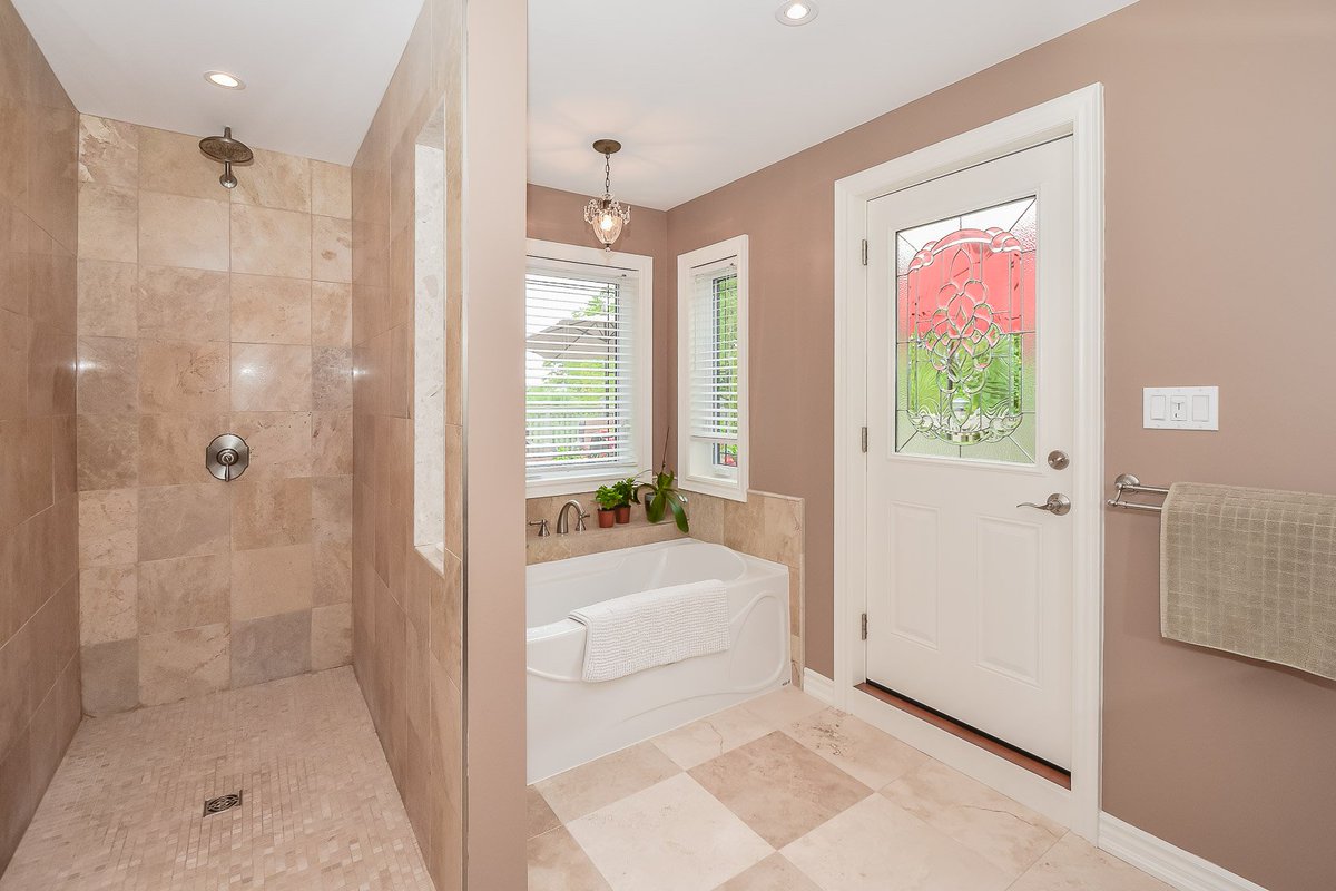 sill_ingram's tweet photo. Custom built #downtownguelph home. #masterretreat with 2nd floor balcony. All the details at https://t.co/u26xe64uT4 https://t.co/C53JONquqj