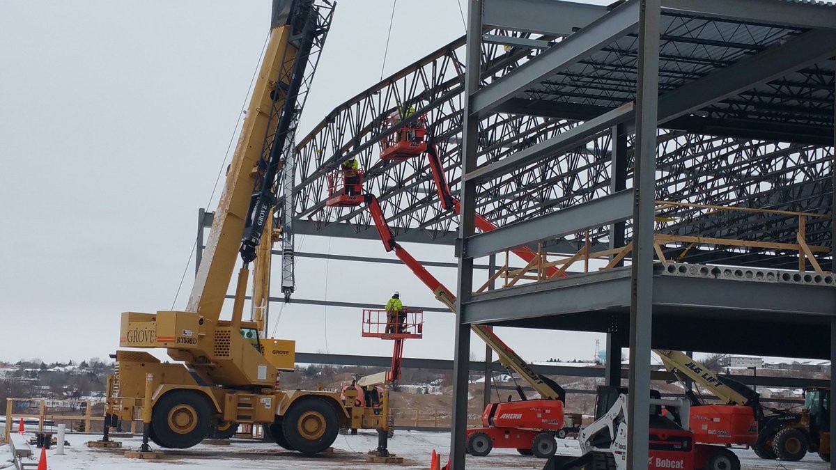 maysaarena's tweet photo. #MaysaExpansionProject Last couple roof trusses going up & exterior panels delivered today #ROLAC @maysaarena https://t.co/HkWGXjxUuq