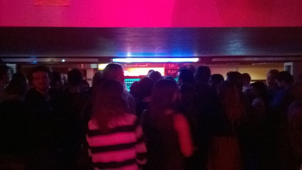 Typische studenten. Gratis bier en iedereen naar de bar! #OpenPodium #VerO #LBC