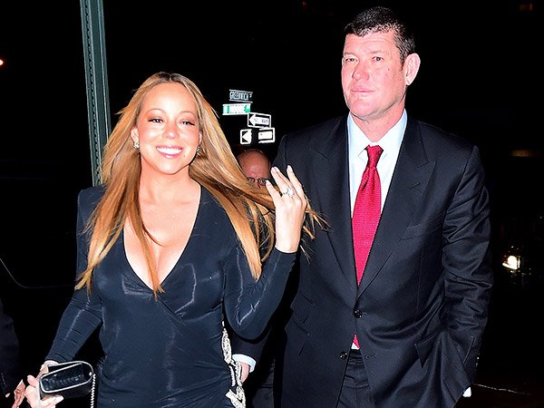 GemCoach's tweet photo. 35 carats of engagement ring on Mariah Carey's hand! https://t.co/lfmOlt49dB https://t.co/2hM03pdT94