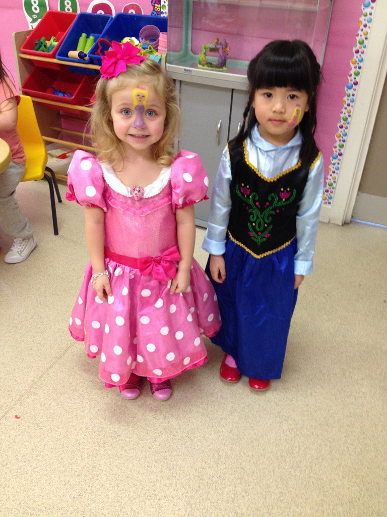 StFrancis_PS's tweet image. Two beautiful princesses ready to meet our special visitors today #frozen ❄️❄️#anna&amp;amp;elsa #storytellingfun