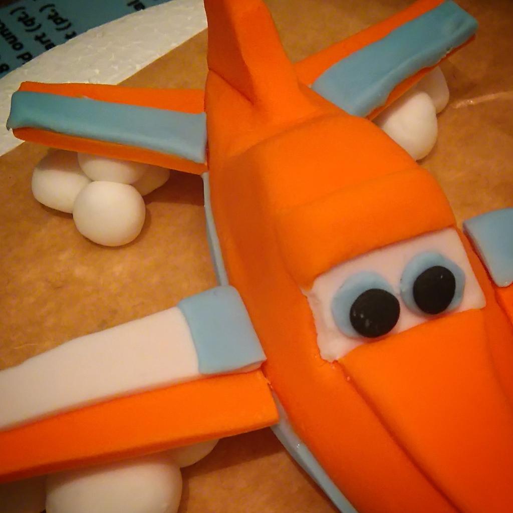 cakes_keepsakes's tweet photo. #sneakpeak does any one know who this is? #cakedesign #sugarcraft https://t.co/H7GRI56KON
