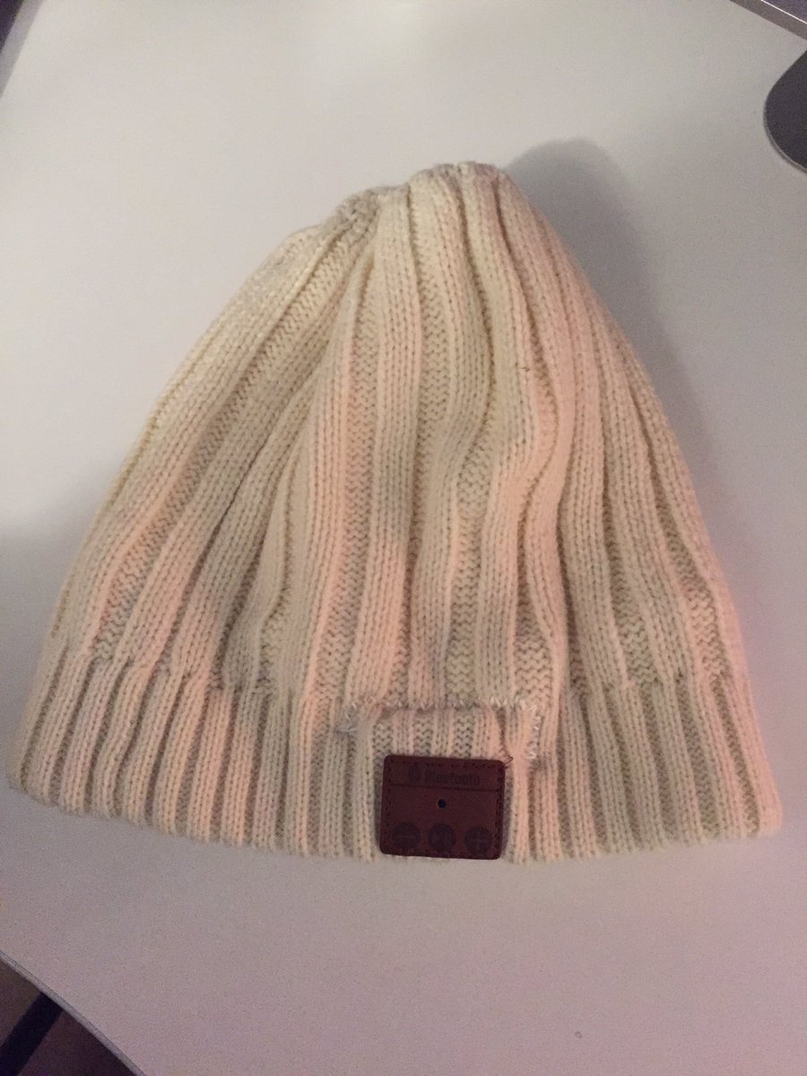 Krijg je zo'n mooie Bluetooth beanie bij de T-mobile winkel, werkt'ie niet... #dooiemus