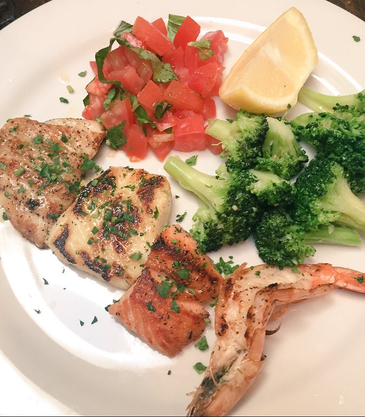 LaCavaItalian's tweet photo. Mixed Grilled Fish {Special} From Left to Right - White Fish, Sole, Salmon &amp; Prawns. #lunch #shermanoaks https://t.co/qfKaFZTrAS