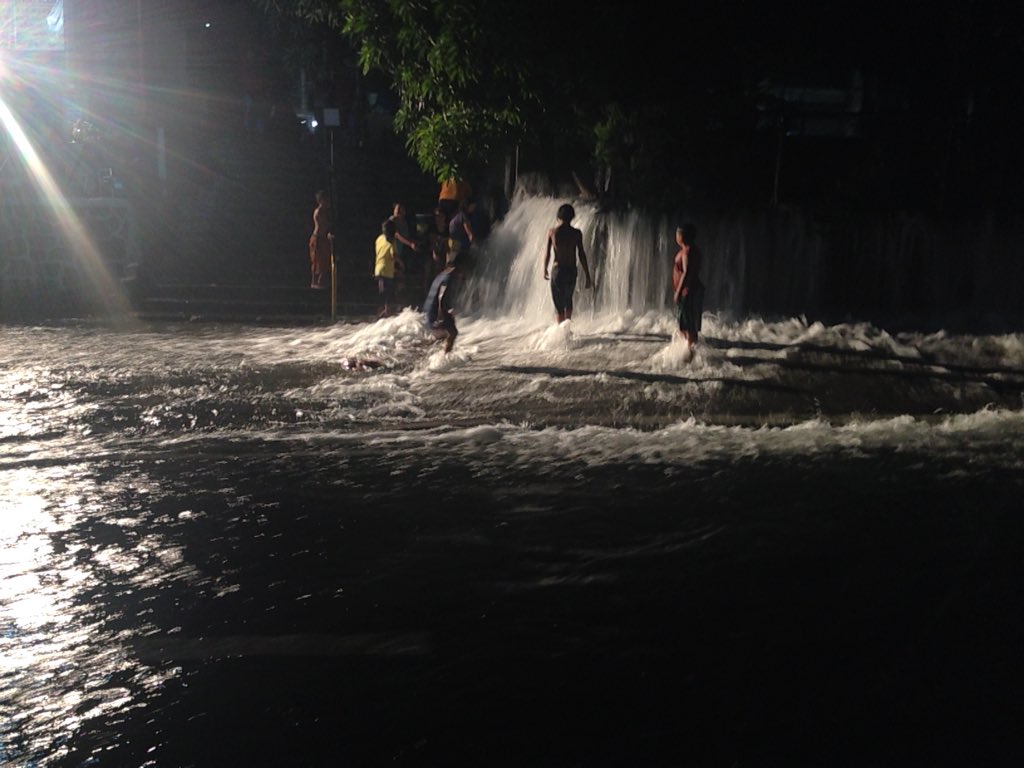 ralfh04's tweet photo. falls at isang malaking ilog ang daan mula Santol St hanggang Pureza @gmanews @ABSCBNNews https://t.co/1QiYrm79TG