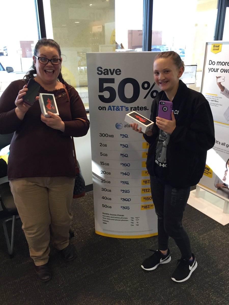 samaugustin04's tweet photo. Just helped three customers say goodbye to AT&amp;T @sprintks @purceydee https://t.co/5q7mfo1Ukb