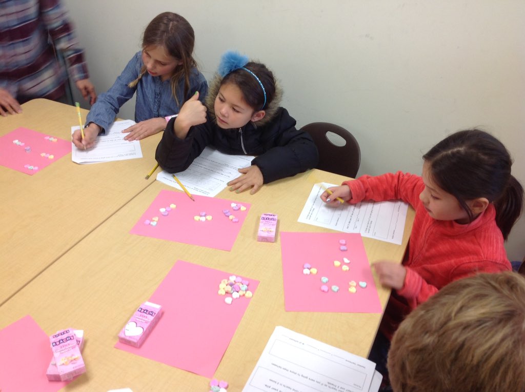 Room25Rockstars's tweet image. We 💓 Math Centers! Especially when candy 💜💚💙💛 are involved! Sharing is caring #Division #MakingMathReal